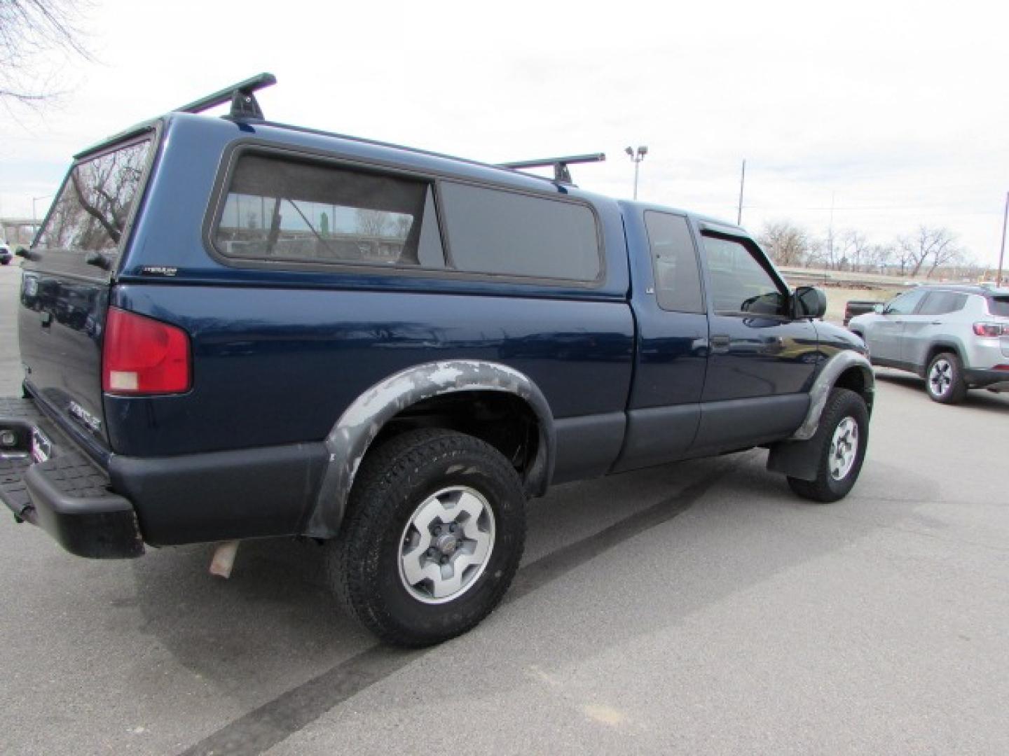 2000 Blue /Gray Chevrolet S10 Pickup LS ZR2 (1GCCT19W0Y8) with an V6 engine, 4 speed automatic transmission, located at 4562 State Avenue, Billings, MT, 59101, (406) 896-9833, 45.769516, -108.526772 - Photo#3